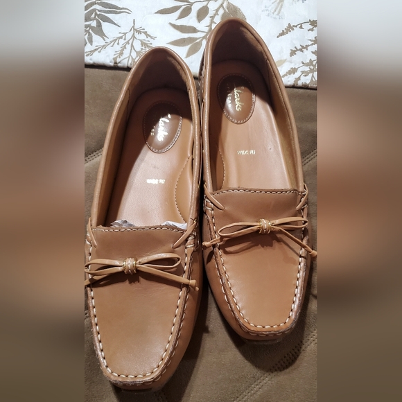 Clarks Shoes - Clarks Tan Artisan Wide Fit Loafers Sz 8 Leather